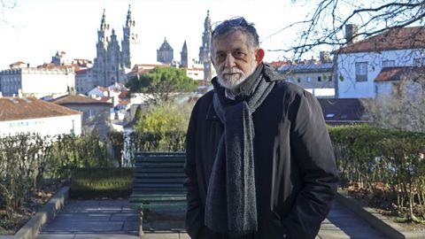 Seara fotografado este mércores en Santiago, onde reside desde hai anos, coa Catedral ao fondo