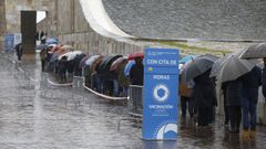 Colas en el Gai�s para la vacunaci�n con la tercera dosis del grupo 40-49 a�os, que comienza hoy