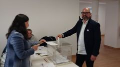 El portavoz del BNG, Efr�n Castro, votando en las elecciones municipales