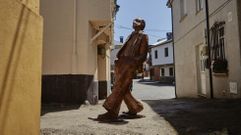 Escultura de Florencio Delgado Gurriar�n, obra de Anxo Baranga