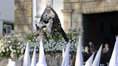 Salida de Nuestra Se�ora de las Angustias de su santuario, en Ferrol, este Jueves Santo.