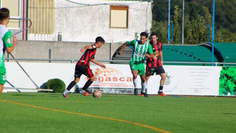 Un momento del partido entre el CD Lal�n y el Somozas, disputado el pasado domingo en el Cortizo.