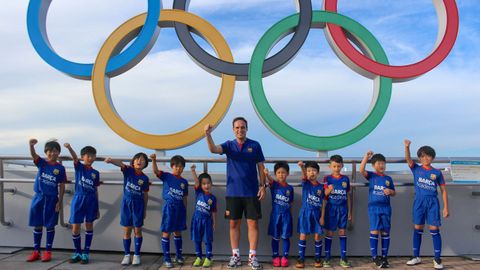 Cote Iglesias y sus alumnos en una de las zonas ol�mpicas de Yokohama