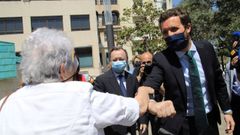 El presidente del PP, Pablo Casado, saluda a una se�ora durante su visita a Ceuta este jueves