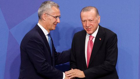 El secretario general de la OTAN, Jens Stoltenberg, junto con el presidente turco, Recep Tayyip Erdogan.