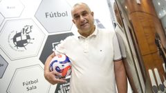 Ramn Ars, delegado del comit tcnico de rbitros en Pontevedra, en la sede de la Federacin Galega de Ftbol