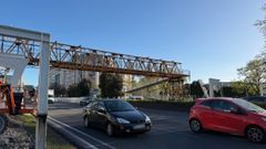 Vigas de la futura pasarela entre estaciones delante de la estrucutra provisional