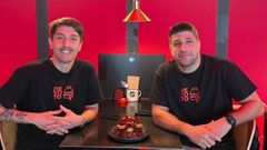 Rodrigo (izquierda) y Leandro (derecha) posan con la Sagrada Doble, una de las hamburguesas que incluye la carta de Devoto.