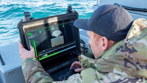Un soldado estadounidense, durante las tareas para recuperar el globo esp�a derribado sobre el mar el pasado d�a 7 de febrero.