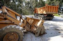 Una vez retirada la nave, los operarios procedieron ayer a nivelar el terreno.