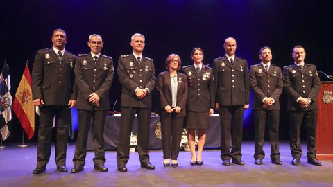 Los siete agentes y funcionarios condecorados junto a la comisaria Cristina Ochoa
