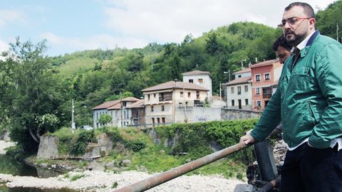 Adrin Barbn acompaado por el candidato a la alcalda de Laviana, Julio Garca, durante su paseo en la jornada de reflexin por el entorno de Puente d?Arcu