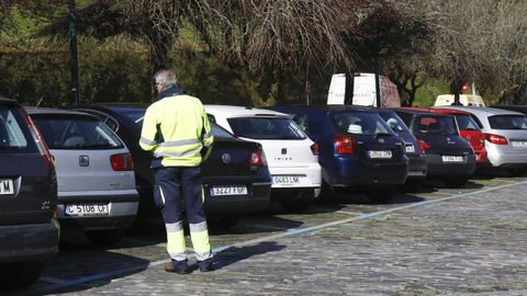Azul y verde. Se paga la ORA en las horas marcadas el parquímetro y es para residentes, de la zona, en el horario nocturno