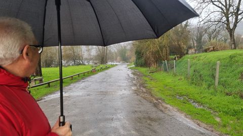 Acceso a la fuente termal de O Tinteiro, en Ourense.