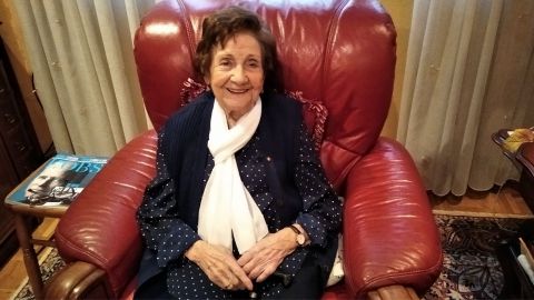�ngeles Fl�rez, Maricuela, reci�n cumplidos los 102 a�os, en el sal�n de su casa