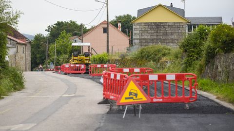 La carretera provincial de Tomeza, la EP-0002, es el acceso de los peregrinos a la ciudad. Fenosa est� reparando el firme tras acometer unas obras de soterramiento de cableado