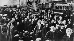 Manifestaci�n polo D�a Internacional da Muller de 1917 en San Petersburgo (ent�n chamada Petrogrado)