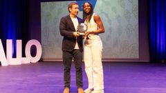 Luc�a Ngnipa Nintedem recollendo o premio na gala de Carballo