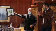 Antonio Rodr�guez Colmenero recibi� la reproducci�n de un ara encontrada en el Monte Larouco