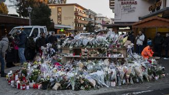 Flores y velas en el memorial por las v�ctimas del mortal incendio en el bar �Le Constellation�, en Crans-Montana, Suiza.