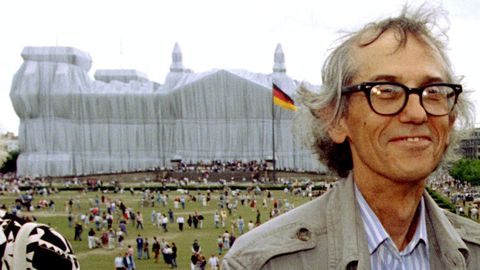 Christo, ante el Reichstag envuelto en 1995