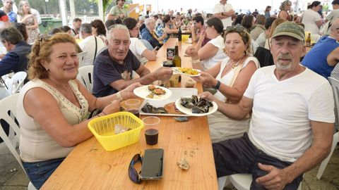 Unos comensales compartiendo tapas variadas en la carpa vilanovesa 