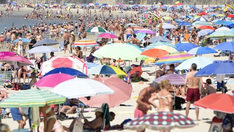 Bañistas disfrutando de un día de sol en Silgar (Sanxenxo).