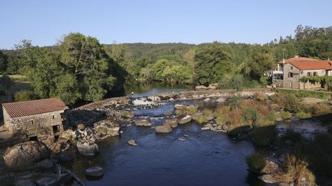 El r�o Tambre a su paso por A Ponte Maceira muestra el bajo nivel de reservas del que dispone Santiago.