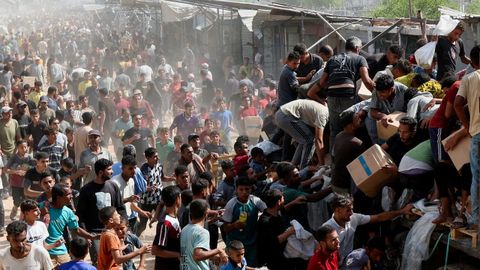 Una multitud de palestinos se agolpa alrededor de un camin con ayuda humanitaria en Jan Yunis, al sur de Gaza.