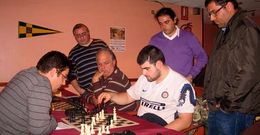 Mart�nez (izquierda) gan� su partida en la �ltima ronda disputada en el Sporting Club Casino coru��s.