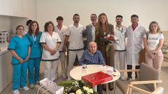 La conselleira de Poltica Social, Fabiola Garca, dio la bienvenida al primer usuario de la residencia de mayores de A Eiria, en Pontevedra. Se trata de Enrique, un vecino de Salcedo de 81 aos