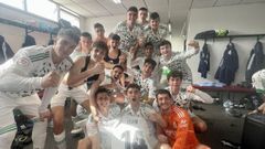 Los jugadores del Vetusta celebran el triunfo ante el Ourense