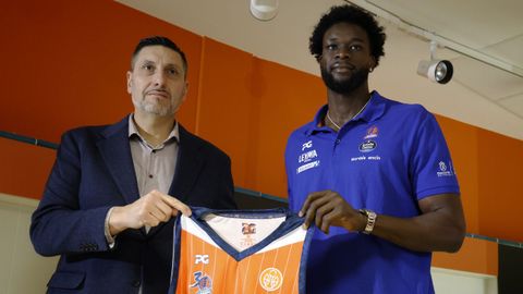 Charlie Uzal y Mus Barro, durante la presentación del pívot senegalés.