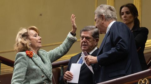 La expresidenta de la Comunidad de Madrid Esperanza Aguirre saluda durante el acto de jura