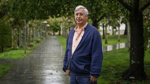Jes�s de Juana en uno de los paseos del campus universitario