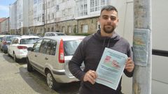 El investigador Xurxo Antelo con uno de los carteles que peg� en farolas de la Avenida de Salamanca, en Santiago