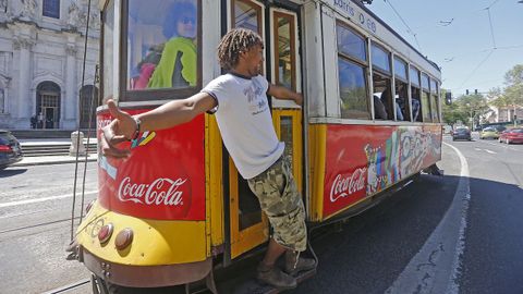 Un joven viaja en un tranva de Lisboa