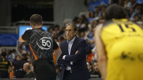 Luis Casimiro sigue con atenci�n el partido ante el Tenerife desde su banquillo en el Pazo
