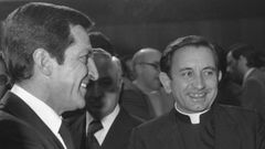 Adolfo Su�rez, entonces presidente del Gobierno, junto con Jos� Mar�a Mart�n Patino, provicario general de Madrid (y mano derecha de Vicente Enrique y Taranc�n) en una entrega de premios en 1978