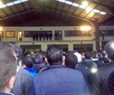 Los trabajadores analizaron el suceso en una asamblea. 