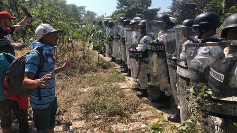 Las fuerzas mexicanas frenan a un grupo de inmigrantes tras cruzar el r�o Suchiate
