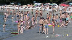 Ba�istas en la playa de Aguete, en Mar�n