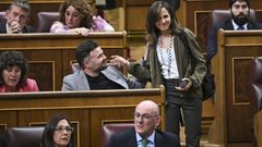 La lder de Podemos, Ione Belarra, saluda a Gabriel Rufin, portavoz de ERC en el Congreso, durante la sesin plenaria.