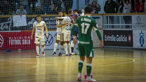 Los noieses celebran un tanto en el partido ante Movistar Inter, con Pirata en el c�rculo central.