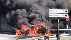 El incendio del veh�culo en Arteixo provoc� una densa humareda