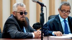 Valent�n Alonso, a la izquierda� junto a su abogado, en la primera vista del juicio iniciado este lunes en Vigo.