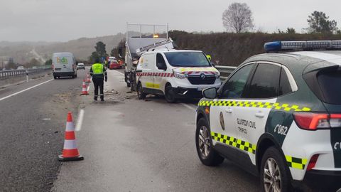 Una gr�a se llev� por delante la furgoneta de conservaci�n de carreteras y a al menos dos operarios