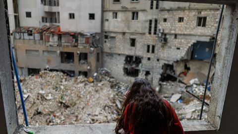 Una ni�a asomada a la ventana de su casa en la localidad libanesa de Nabatieh