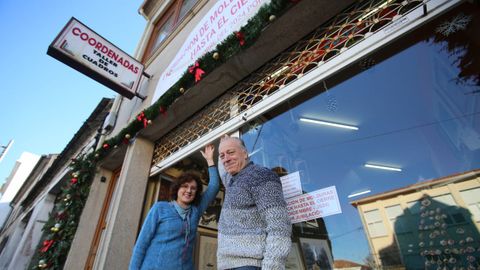 Tino Chaves y Julia Cores, a las puertas del establecimiento que abrieron hace 41 aos