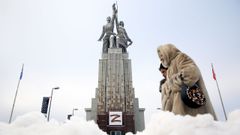 Escultura dedicada a los trabajadores de las granjas colectivas sovi�ticas con un cartel de la letra Z, s�mbolo del apoyao a la invasi�n de Ucrania, en el centro de Mosc�.